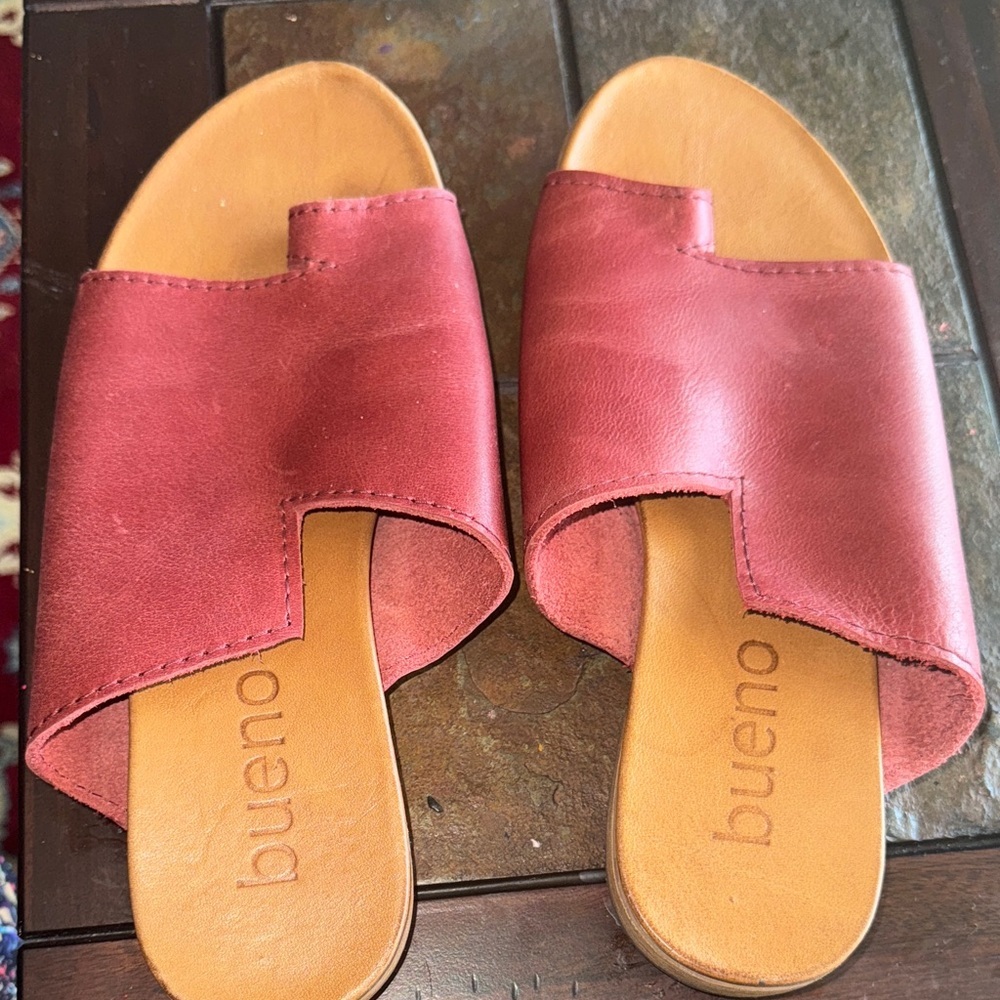 Bueno Women's Burgundy Slide Sandals